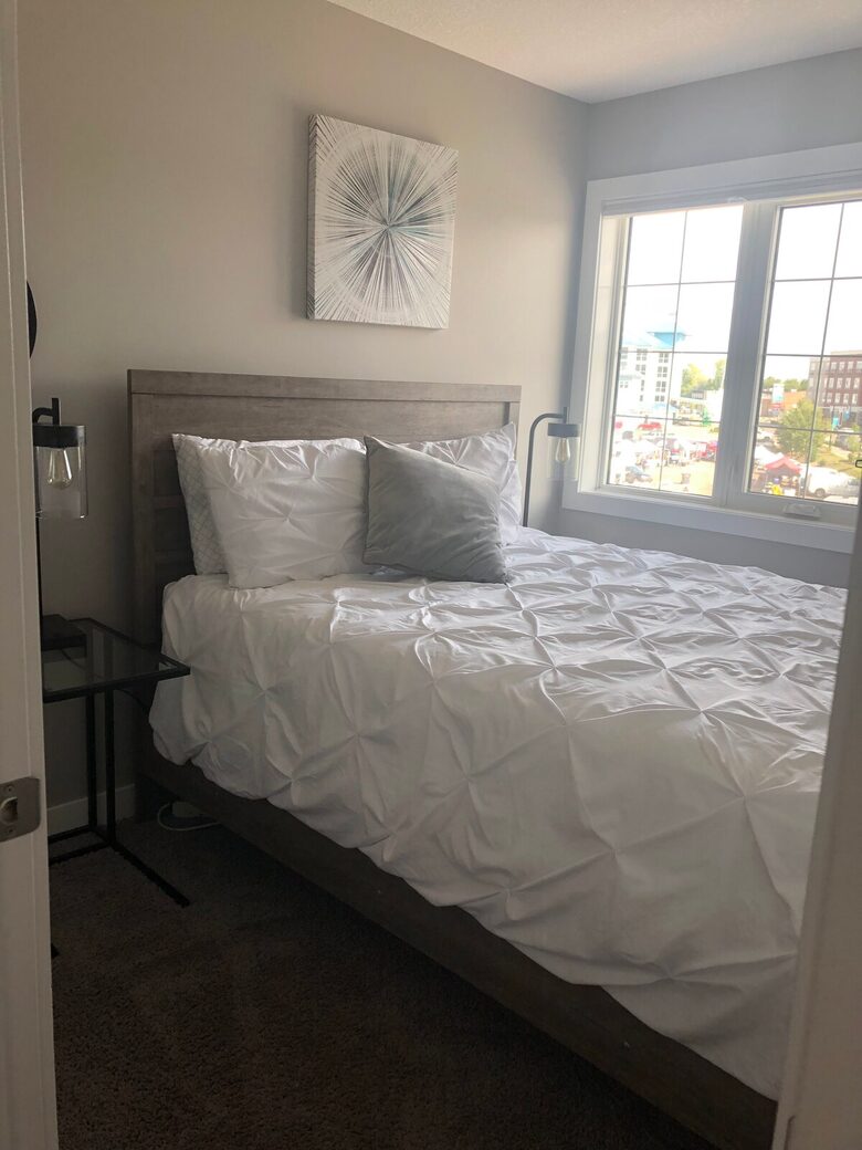 Year-Round Lakeside Escape | Walk to Downtown, Golf & Marina - Town of Sylvan Lake, Canada