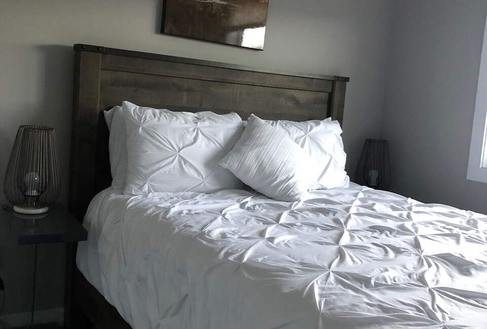 Year-Round Lakeside Escape | Walk to Downtown, Golf & Marina - Town of Sylvan Lake, Canada