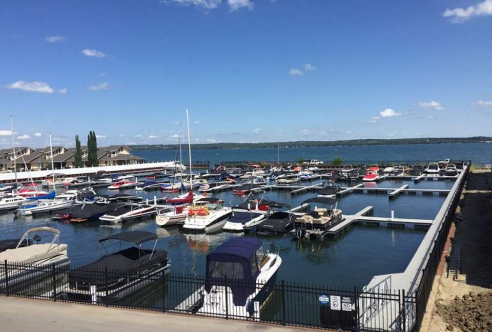 Year-Round Lakeside Escape | Walk to Downtown, Golf & Marina - Town of Sylvan Lake, Canada