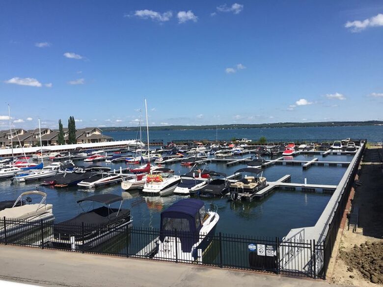 Year-Round Lakeside Escape | Walk to Downtown, Golf & Marina - Town of Sylvan Lake, Canada