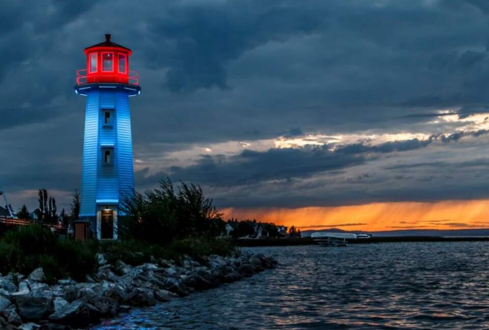 Year-Round Lakeside Escape | Walk to Downtown, Golf & Marina - Town of Sylvan Lake, Canada