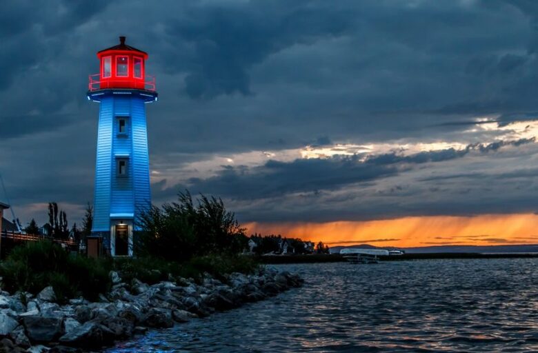 Year-Round Lakeside Escape | Walk to Downtown, Golf & Marina - Town of Sylvan Lake, Canada