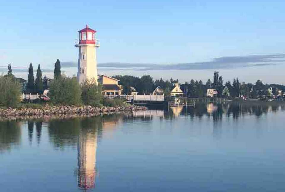 Year-Round Lakeside Escape | Walk to Downtown, Golf & Marina - Town of Sylvan Lake, Canada