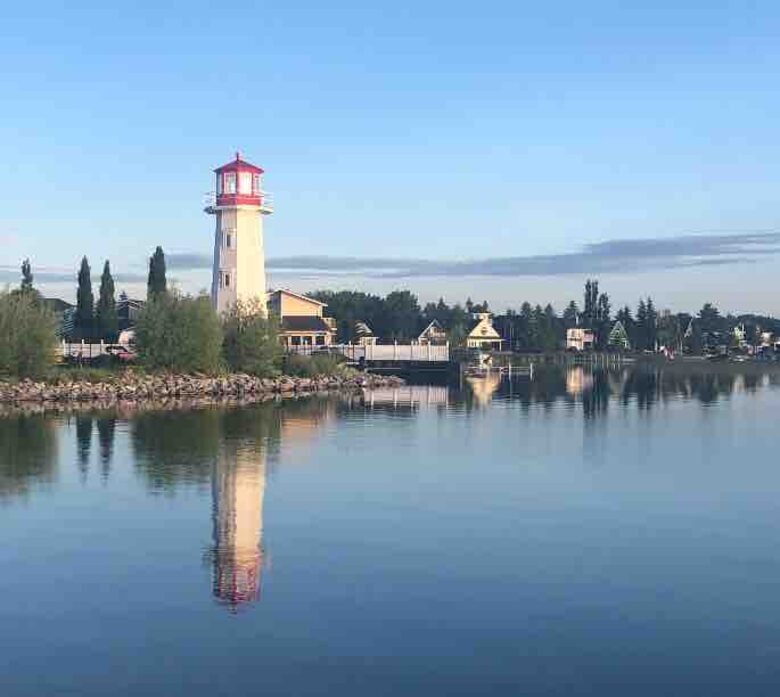 Year-Round Lakeside Escape | Walk to Downtown, Golf & Marina - Town of Sylvan Lake, Canada