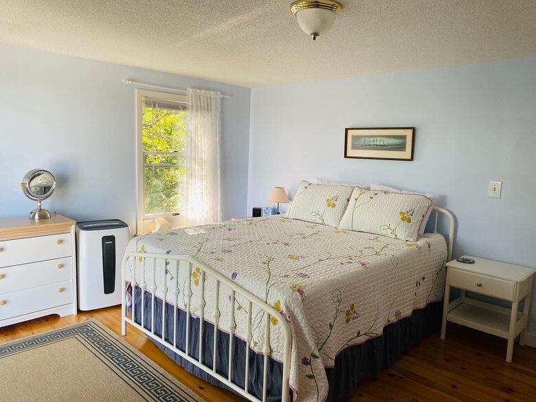 Charming 4-Bed Cottage with Bay Views near Boothbay Harbor - Southport, Maine