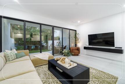 Luxury Grove Getaway – Designer Interiors & Tropical Vibes - Miami, Florida