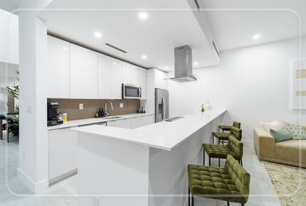 Luxury Grove Getaway – Designer Interiors & Tropical Vibes - Miami, Florida