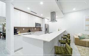 Luxury Grove Getaway – Designer Interiors & Tropical Vibes - Miami, Florida