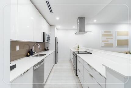 Luxury Grove Getaway – Designer Interiors & Tropical Vibes - Miami, Florida