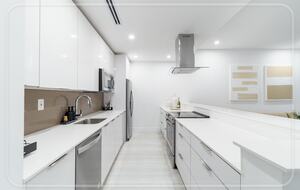 Luxury Grove Getaway – Designer Interiors & Tropical Vibes - Miami, Florida