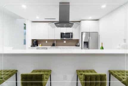 Luxury Grove Getaway – Designer Interiors & Tropical Vibes - Miami, Florida