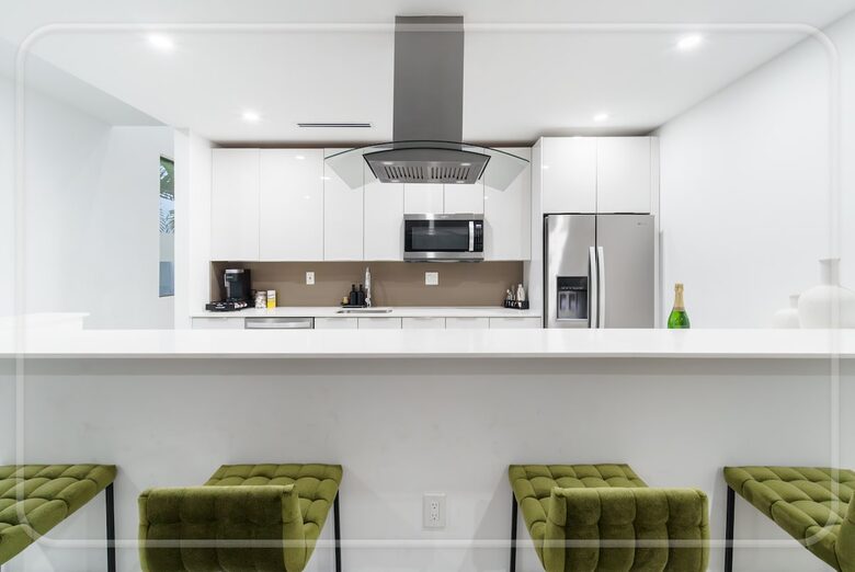 Luxury Grove Getaway – Designer Interiors & Tropical Vibes - Miami, Florida