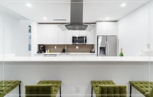 Luxury Grove Getaway – Designer Interiors & Tropical Vibes - Miami, Florida