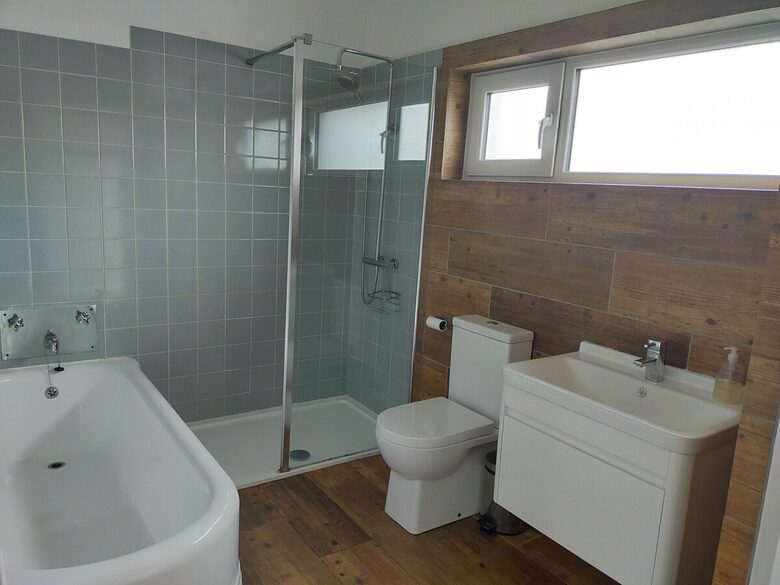 Inviting Seafront Escape on the Causeway Coast - Portrush, United Kingdom