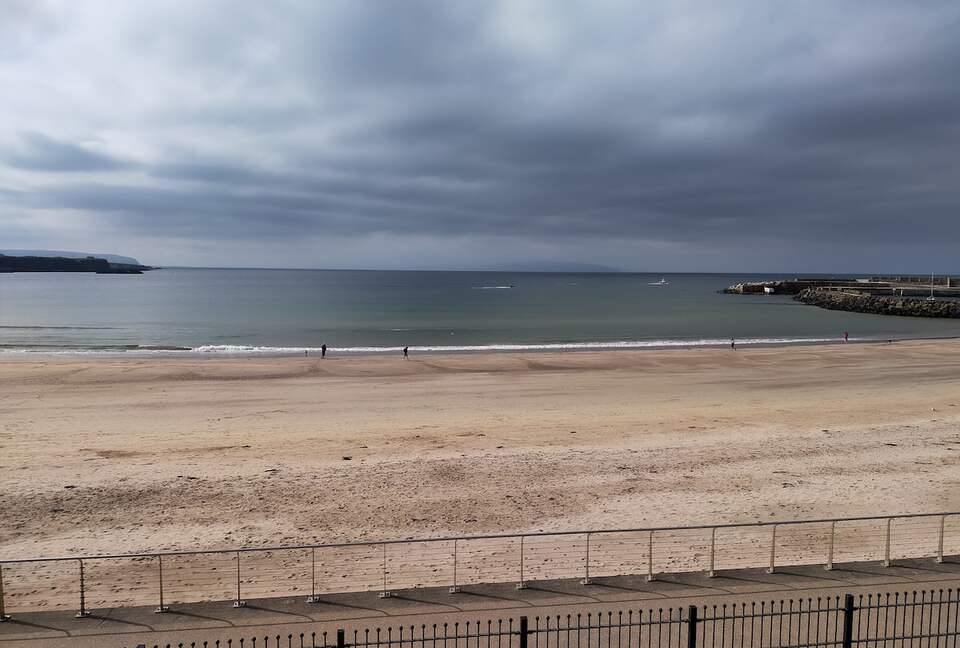Inviting Seafront Escape on the Causeway Coast - Portrush, United Kingdom