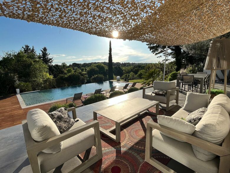 Elegant Hillside Retreat in Aix-en-Provence - Aix-en-Provence, France