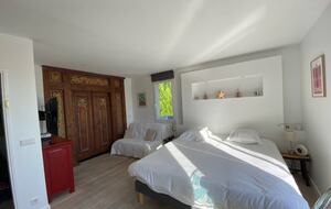 Elegant Hillside Retreat in Aix-en-Provence - Aix-en-Provence, France