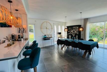 Elegant Hillside Retreat in Aix-en-Provence - Aix-en-Provence, France