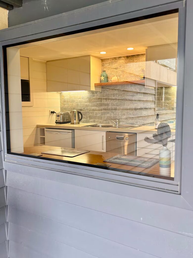 Charming Coastal Hideaway Near Royal National Park - Bundeena, Australia