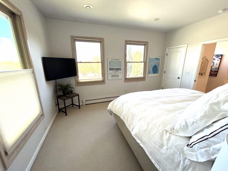 Master bedroom - King