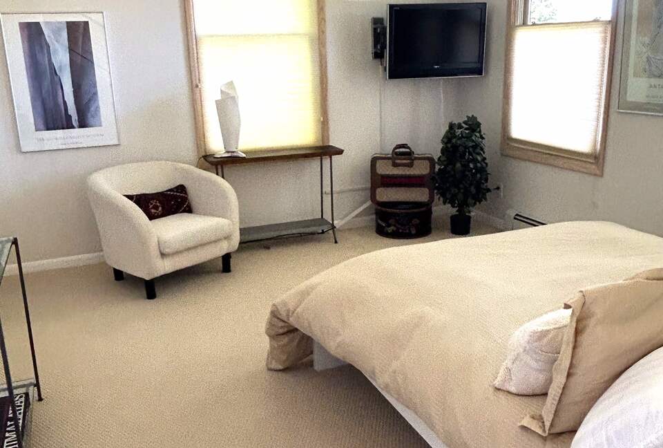 downstairs queen room with bathroom