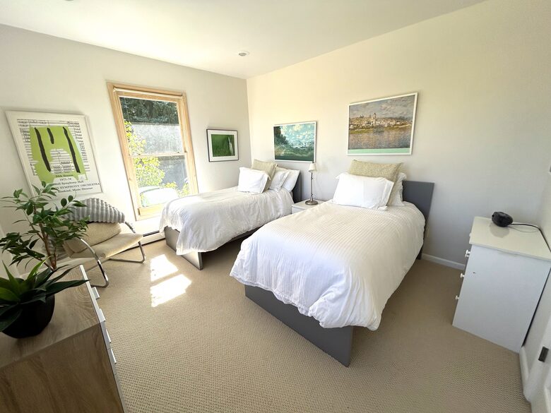 upstairs twins with shared bathroom