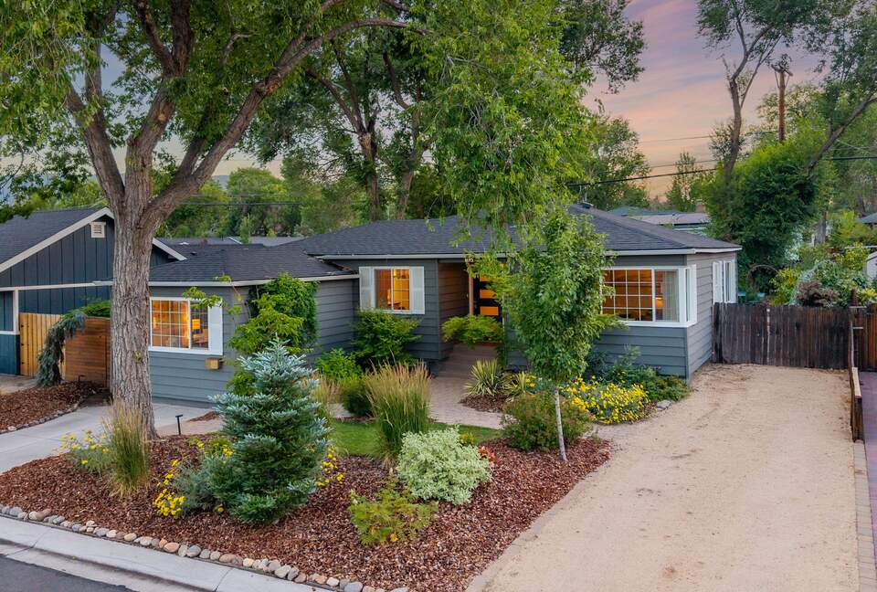 Sunny Solarium Retreat in the Heart of Reno - Reno, Nevada