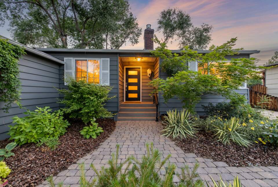 Sunny Solarium Retreat in the Heart of Reno - Reno, Nevada