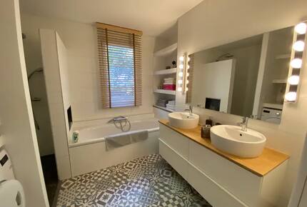 Elegant Hillside Retreat in Aix-en-Provence - Aix-en-Provence, France