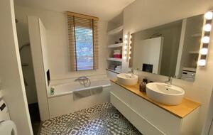 Elegant Hillside Retreat in Aix-en-Provence - Aix-en-Provence, France