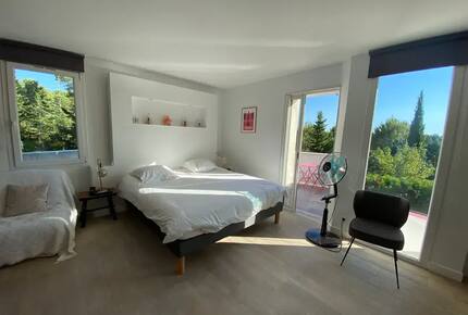 Elegant Hillside Retreat in Aix-en-Provence - Aix-en-Provence, France