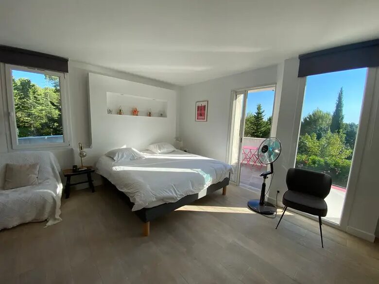 Elegant Hillside Retreat in Aix-en-Provence - Aix-en-Provence, France