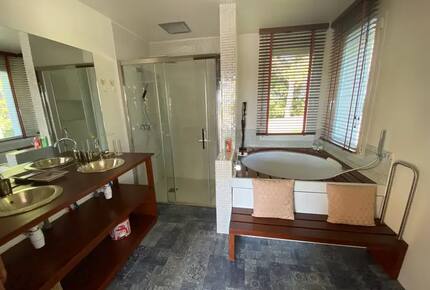 Elegant Hillside Retreat in Aix-en-Provence - Aix-en-Provence, France