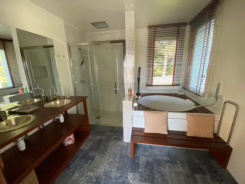 Elegant Hillside Retreat in Aix-en-Provence - Aix-en-Provence, France