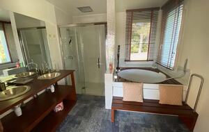 Elegant Hillside Retreat in Aix-en-Provence - Aix-en-Provence, France