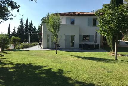 Elegant Hillside Retreat in Aix-en-Provence - Aix-en-Provence, France