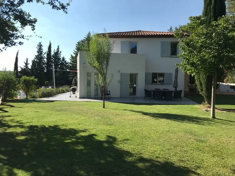 Elegant Hillside Retreat in Aix-en-Provence - Aix-en-Provence, France