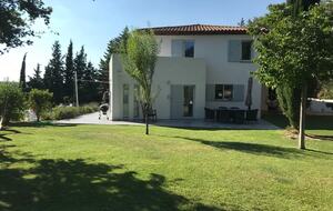 Elegant Hillside Retreat in Aix-en-Provence - Aix-en-Provence, France