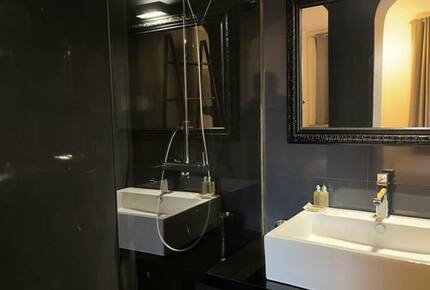 Elegant Hillside Retreat in Aix-en-Provence - Aix-en-Provence, France