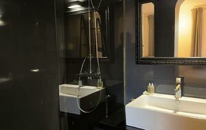 Elegant Hillside Retreat in Aix-en-Provence - Aix-en-Provence, France