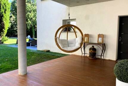 Elegant Hillside Retreat in Aix-en-Provence - Aix-en-Provence, France