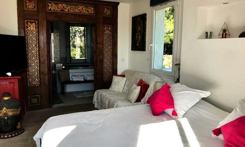 Elegant Hillside Retreat in Aix-en-Provence - Aix-en-Provence, France