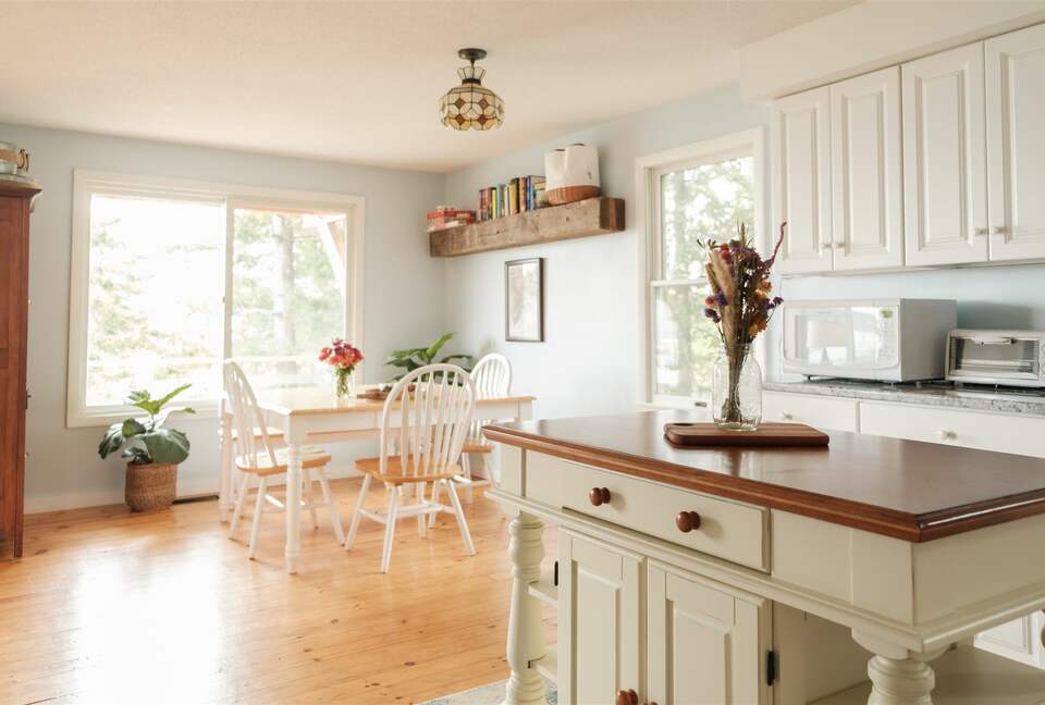 Charming 4-Bed Cottage with Bay Views near Boothbay Harbor - Southport, Maine