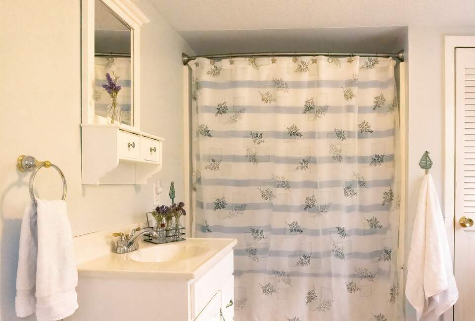 Charming 4-Bed Cottage with Bay Views near Boothbay Harbor - Southport, Maine