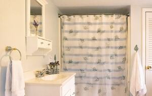 Charming 4-Bed Cottage with Bay Views near Boothbay Harbor - Southport, Maine