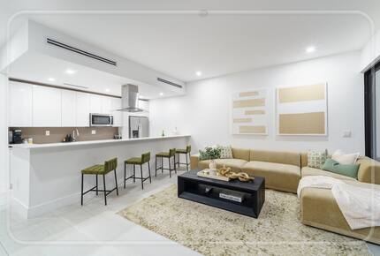 Luxury Grove Getaway – Designer Interiors & Tropical Vibes - Miami, Florida