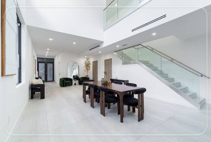 Luxury Grove Getaway – Designer Interiors & Tropical Vibes - Miami, Florida