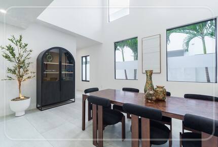 Luxury Grove Getaway – Designer Interiors & Tropical Vibes - Miami, Florida