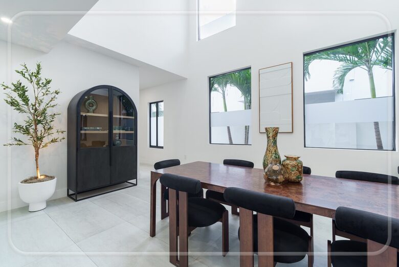 Luxury Grove Getaway – Designer Interiors & Tropical Vibes - Miami, Florida