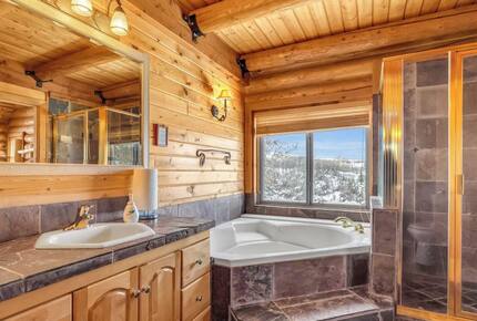 Main floor full bathroom